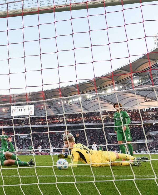 Borussia Mönchengladbachs Nico Elvedi spitzelt im Bundesliga-Spiel beim VfB Stuttgart den Ball im Liegen zum 1:1 ins Netz.