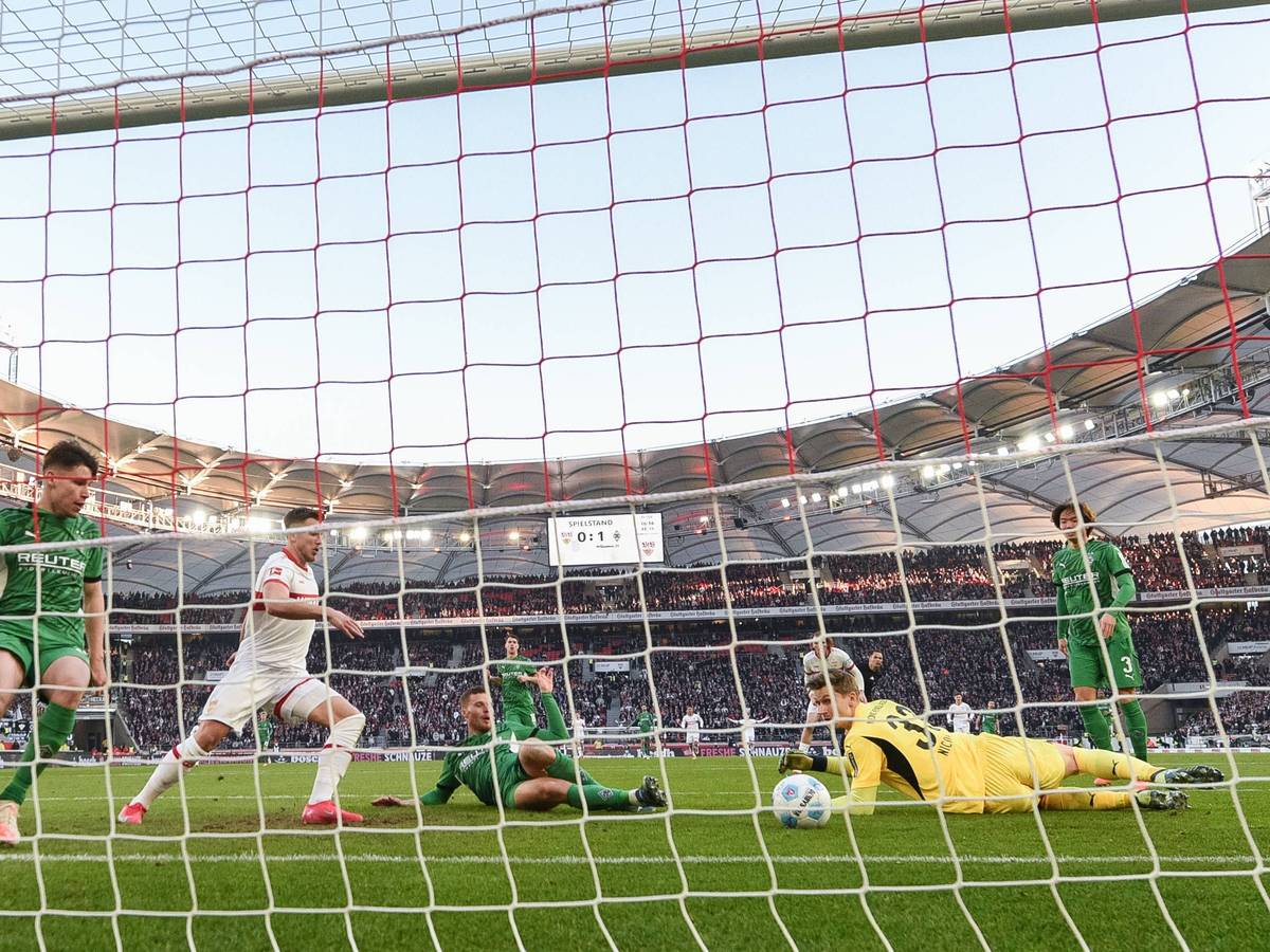 Borussia Mönchengladbachs Nico Elvedi spitzelt im Bundesliga-Spiel beim VfB Stuttgart den Ball im Liegen zum 1:1 ins Netz.