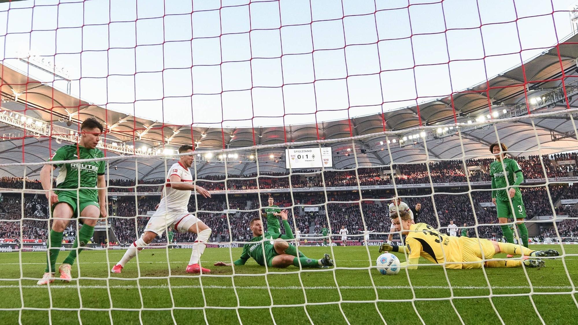 Borussia Mönchengladbachs Nico Elvedi spitzelt im Bundesliga-Spiel beim VfB Stuttgart den Ball im Liegen zum 1:1 ins Netz.