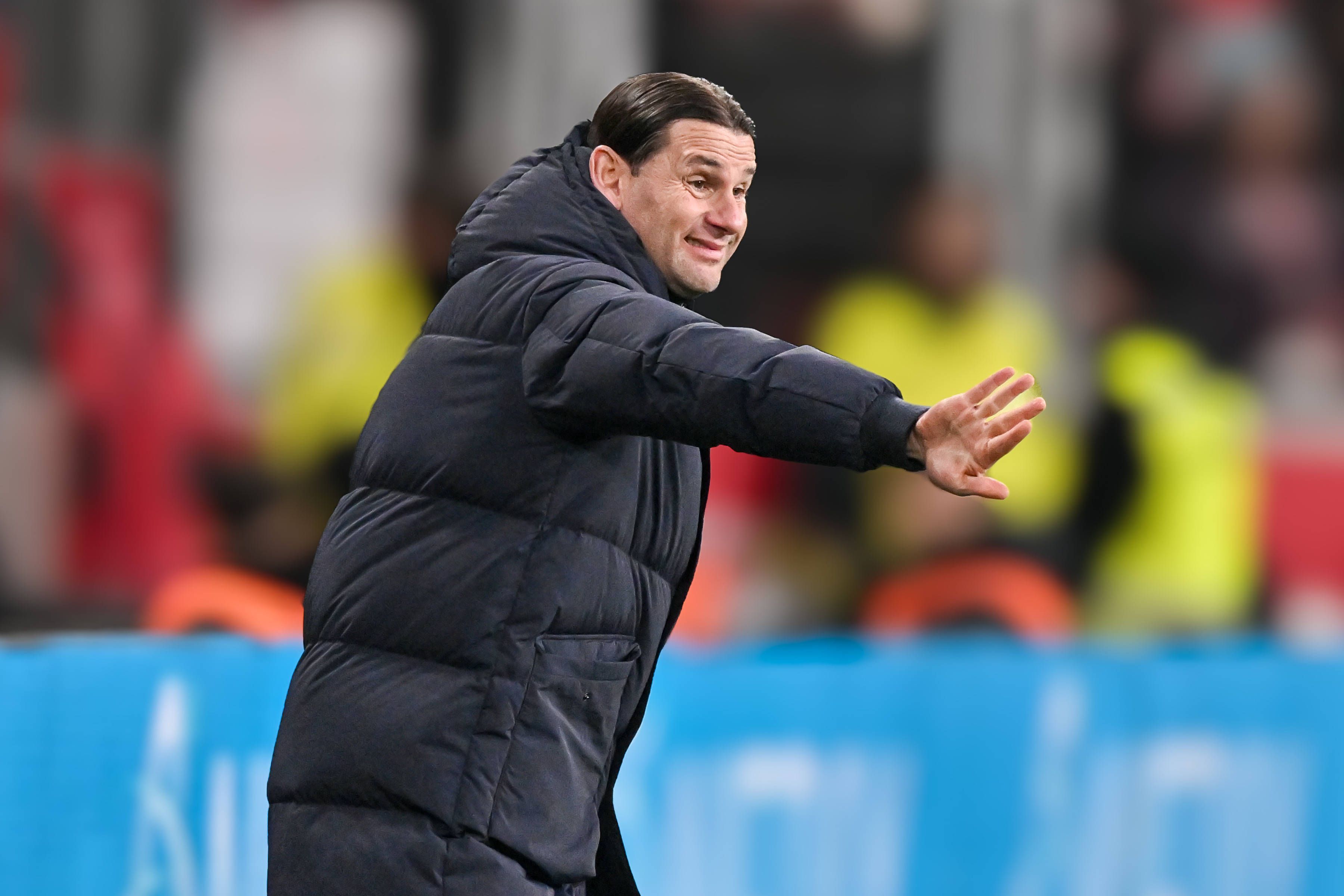 Borussia Mönchengladbachs Trainer Gerardo Seoane gestikuliert im Bundesliga-Spiel in Leverkusen an der Seitenlinie.