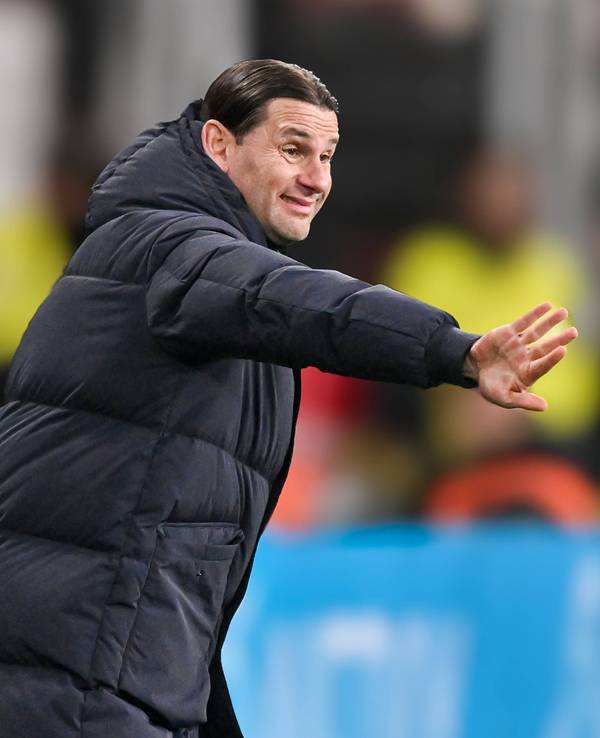 Borussia Mönchengladbachs Trainer Gerardo Seoane gestikuliert im Bundesliga-Spiel in Leverkusen an der Seitenlinie.