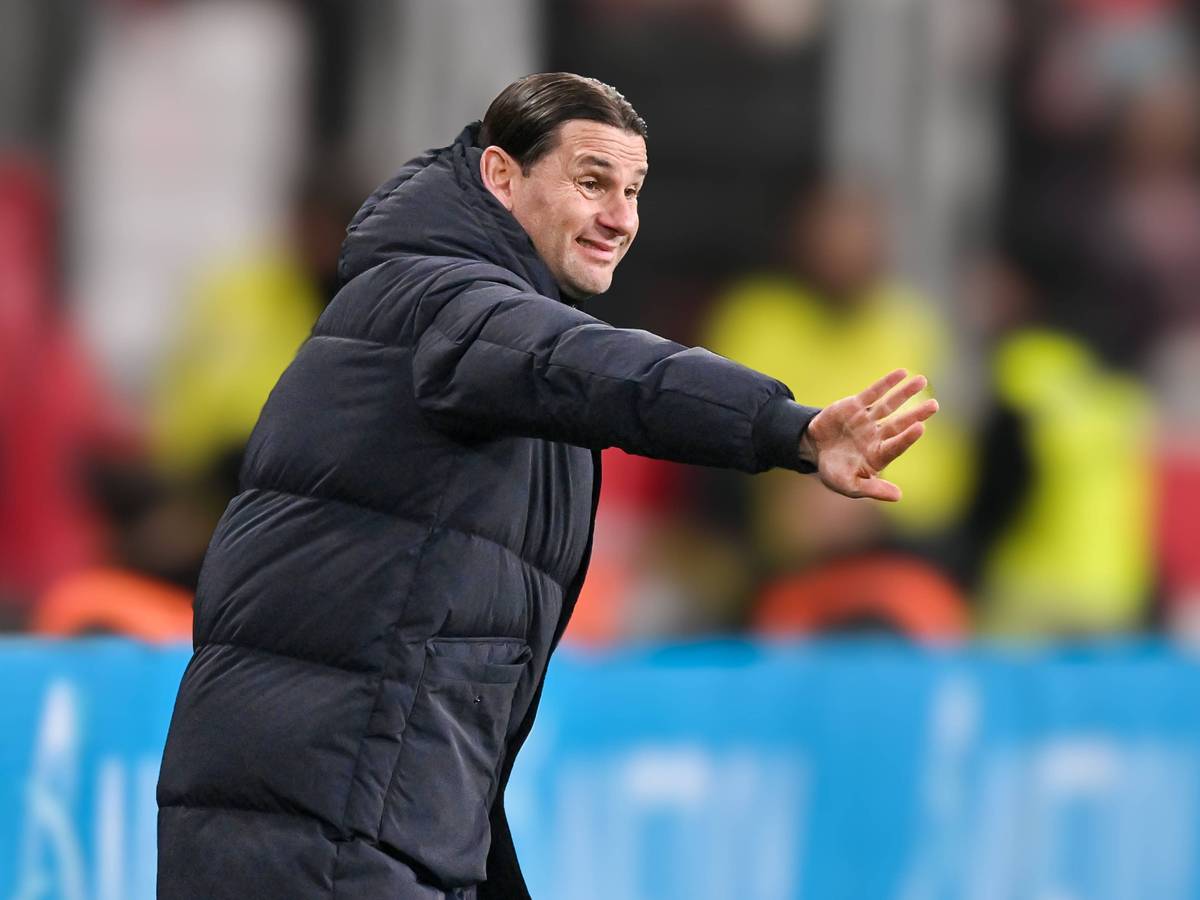 Borussia Mönchengladbachs Trainer Gerardo Seoane gestikuliert im Bundesliga-Spiel in Leverkusen an der Seitenlinie.