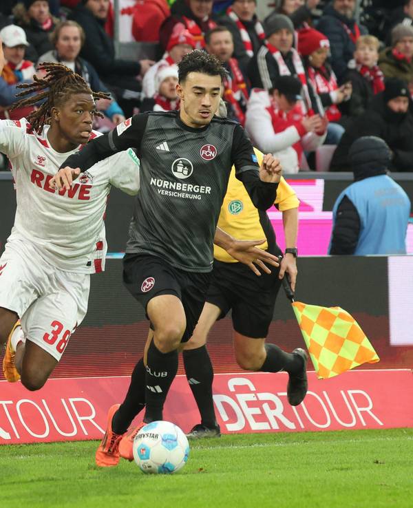 Nürnbergs Jens Castrop führt den Ball, Kölns Elias Bakatukanda verfolgt ihn.