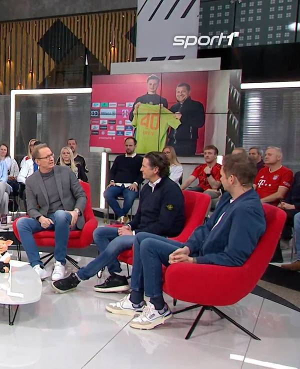 Die Runde um Moderator Florian König sitzt beim Sport1-„Doppelpass“ zusammen und diskutiert.
