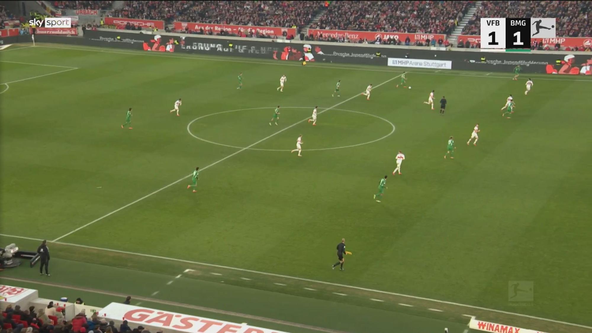 Blick auf den Angriff von Borussia Mönchengladbach, der im Bundesliga-Spiel beim VfB Stuttgart zum 2:1-Siegtreffer durch Tim Kleindienst führt.