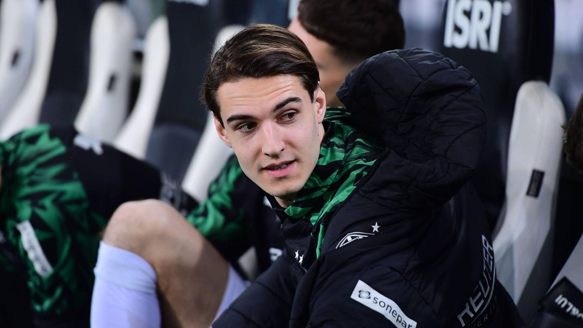 Borussia Mönchengladbachs Florian Neuhaus sitzt beim Bundesliga-Spiel gegen den VfL Bochum auf der Bank und spricht mit einem Teamkollegen.