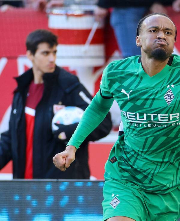 Borussia Mönchengladbachs Nathan Ngoumou jubelt im Bundesliga-Spiel beim VfB Stuttgart mit ausgestreckten Armen über sein Tor zum 1:0.