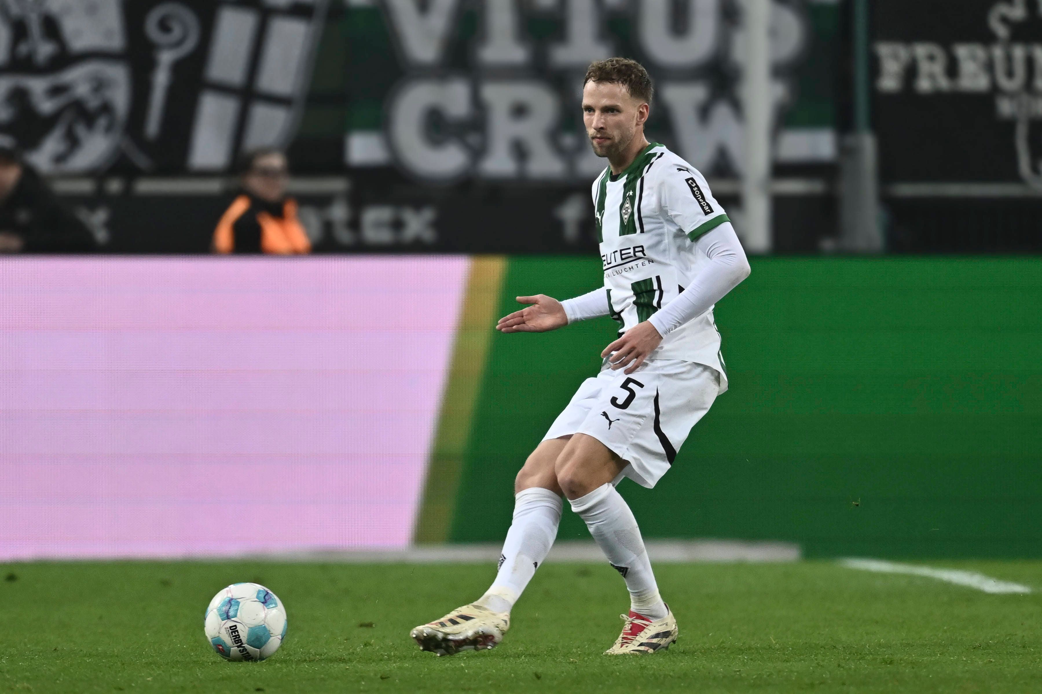Marvin Friedrich spielt einen Ball.