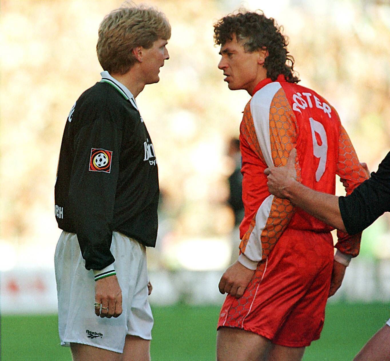 Toni Polster und Stefan Effenberg stehen sich wütend gegenüber.