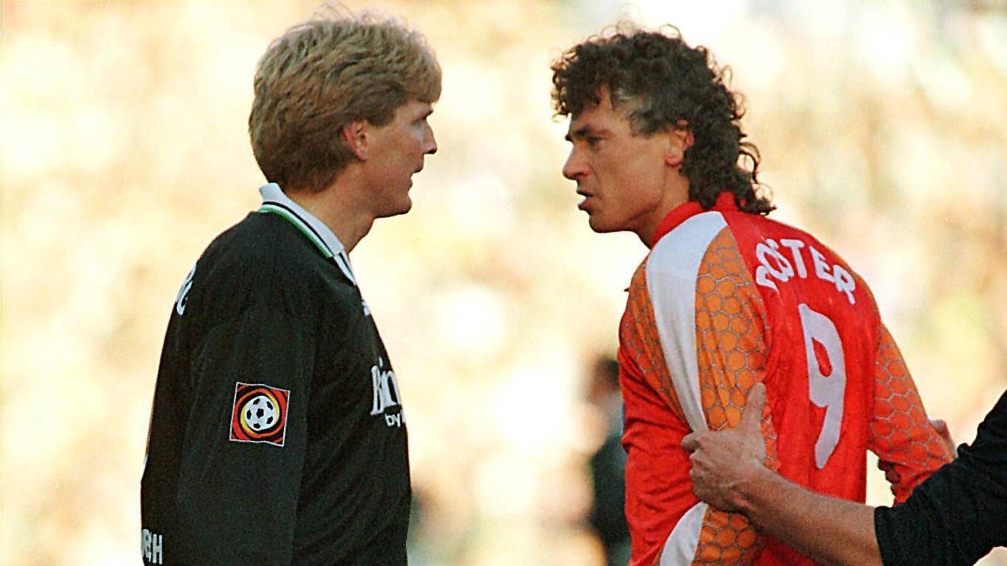 Toni Polster und Stefan Effenberg stehen sich wütend gegenüber.