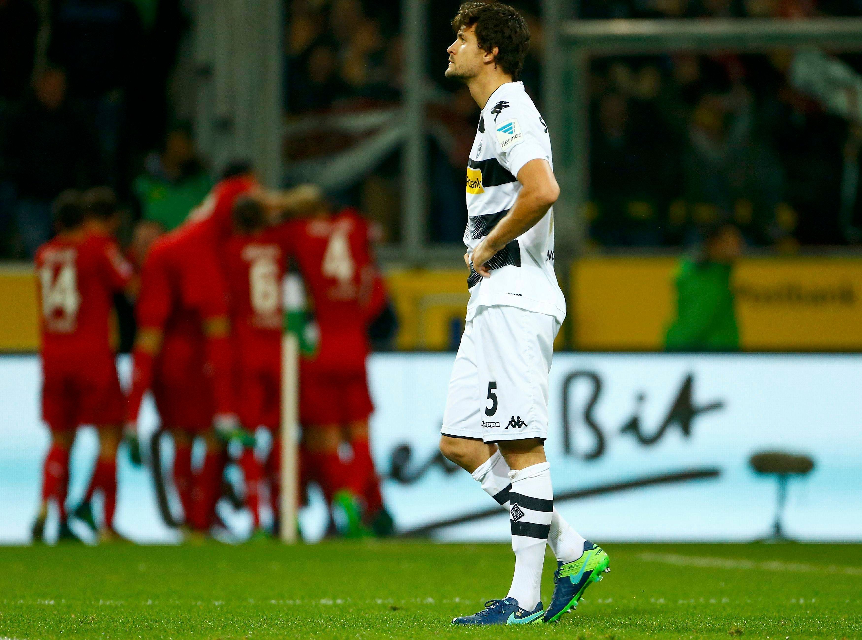 Tobias Strobl wirkt gefrustet, im Hintergrund jubeln Spieler des 1. FC Köln.
