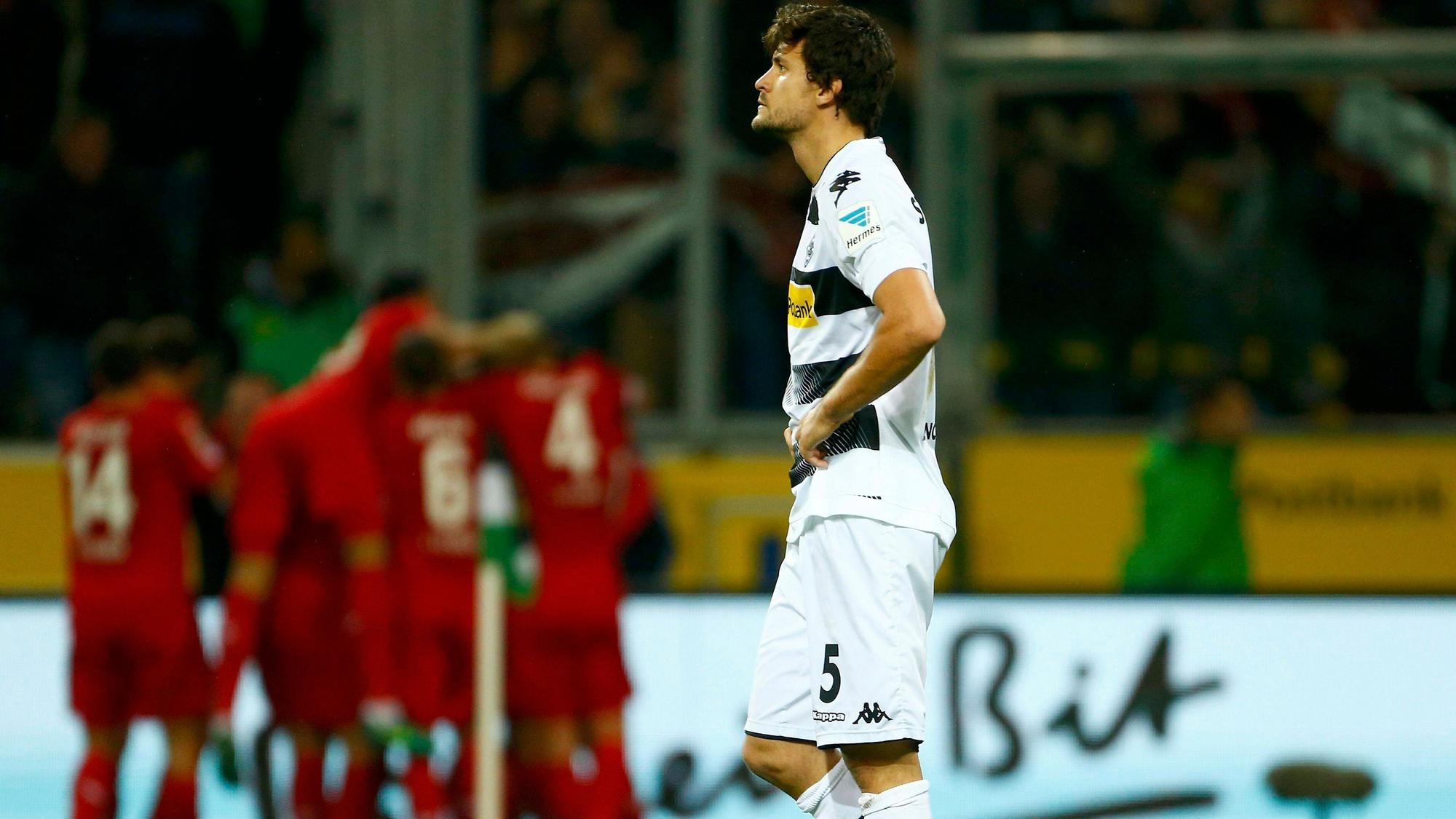 Tobias Strobl wirkt gefrustet, im Hintergrund jubeln Spieler des 1. FC Köln.