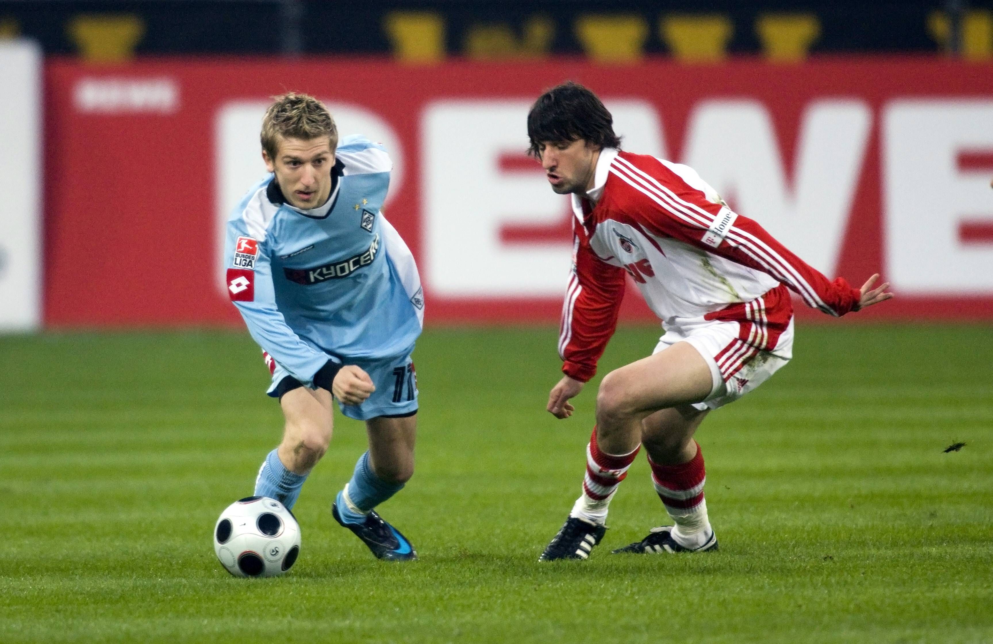 Marko Marin dribbelt, Thomas Broich läuft hinterher.