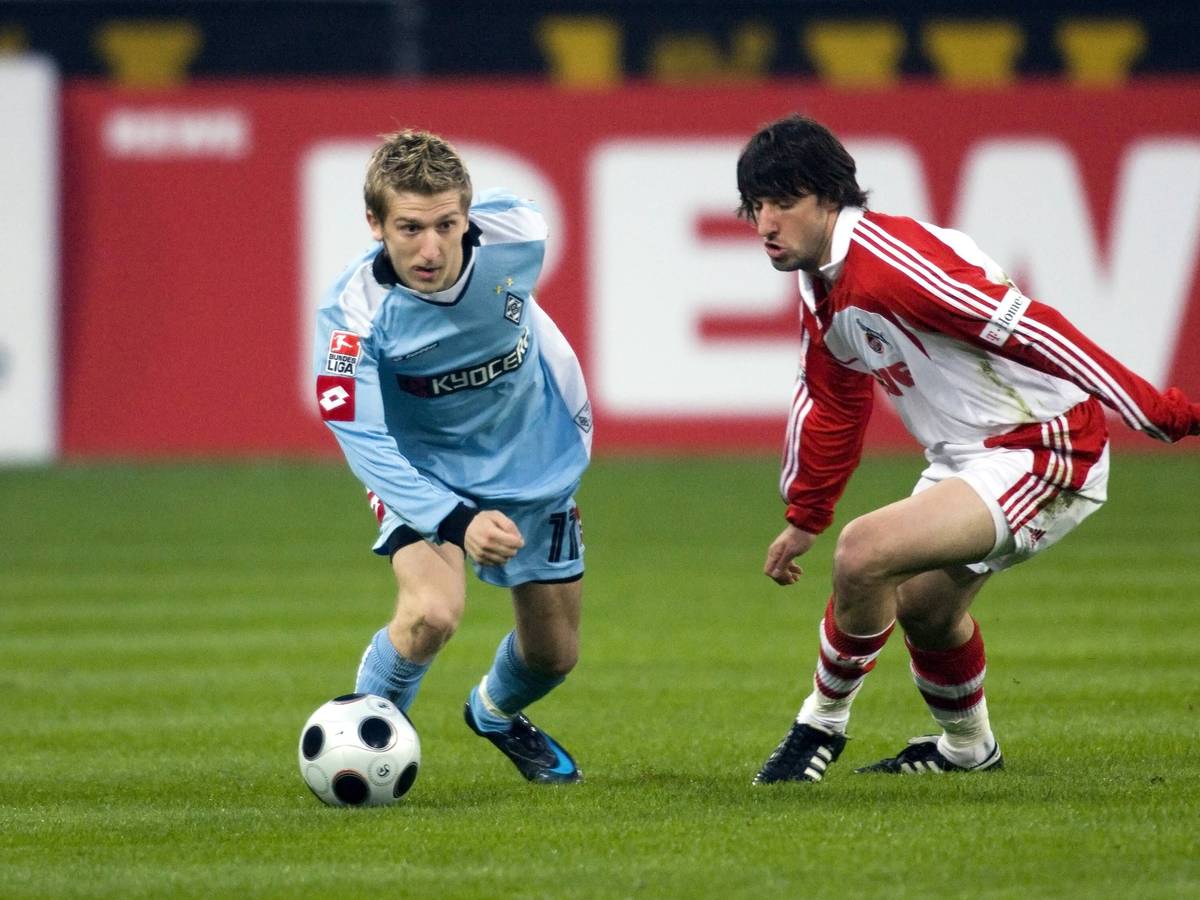 Marko Marin dribbelt, Thomas Broich läuft hinterher.