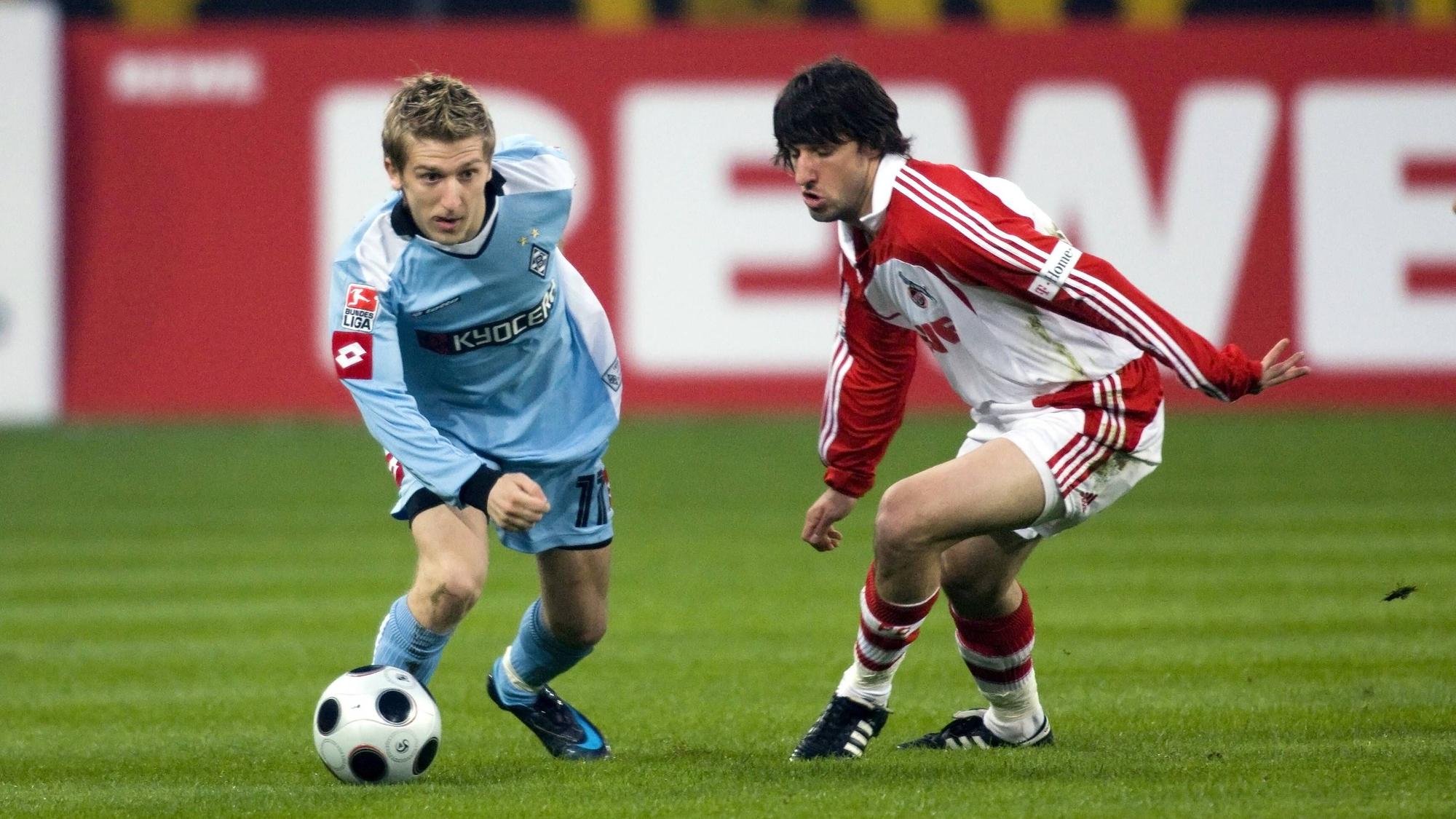 Marko Marin dribbelt, Thomas Broich läuft hinterher.