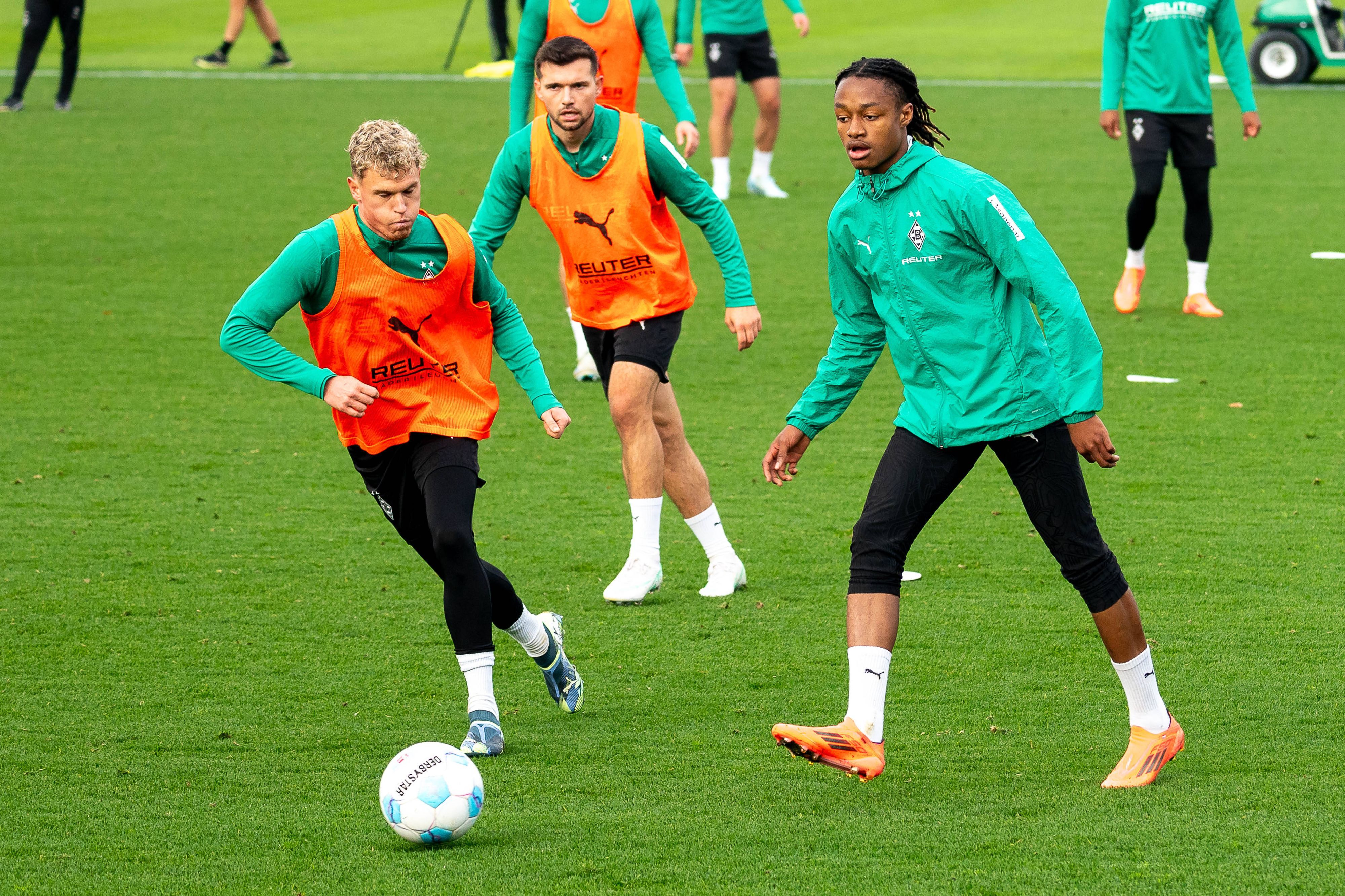 Yvandro Borge Sanches spielt im Training einen Ball.