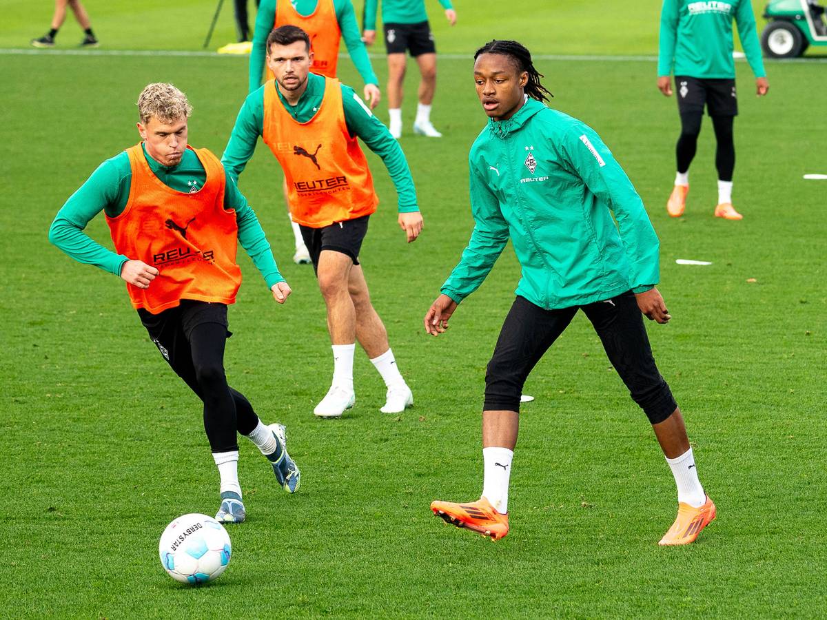 Yvandro Borge Sanches spielt im Training einen Ball.