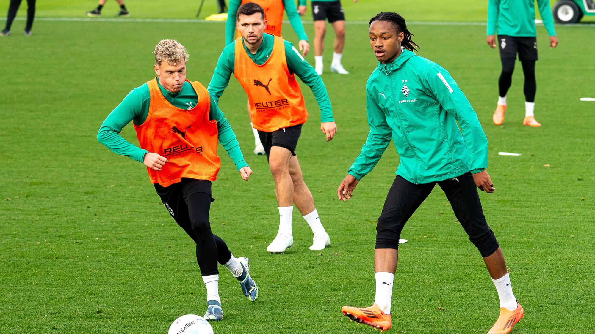 Yvandro Borge Sanches spielt im Training einen Ball.