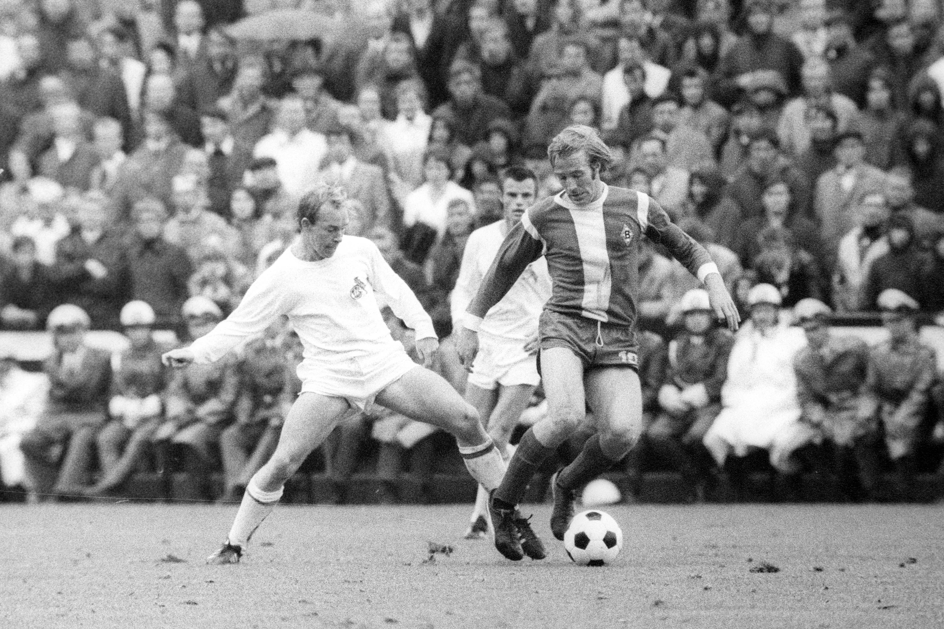 Bernd Rupp im Zweikampf mit Gladbachs Günter Netzer.