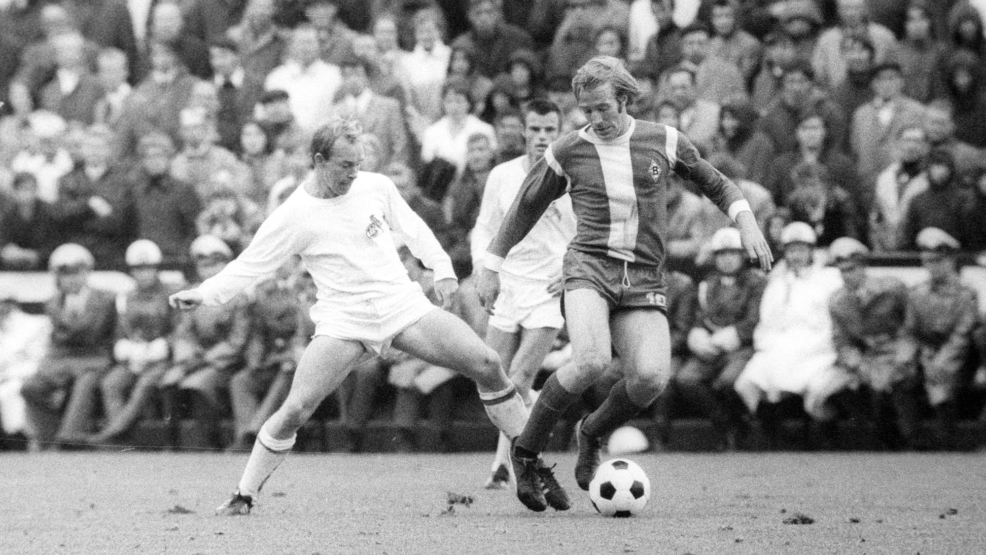Bernd Rupp im Zweikampf mit Gladbachs Günter Netzer.