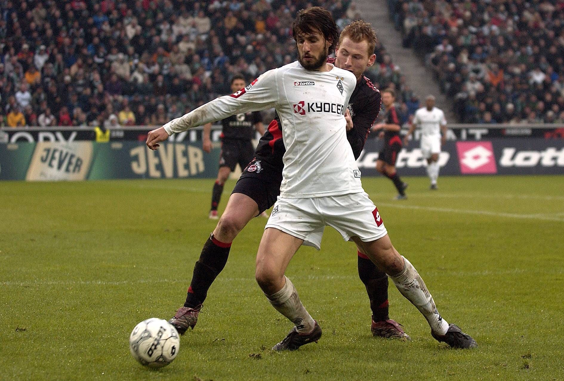 Thomas Broich im Zweikampf mit Lukas Sinkiewicz.
