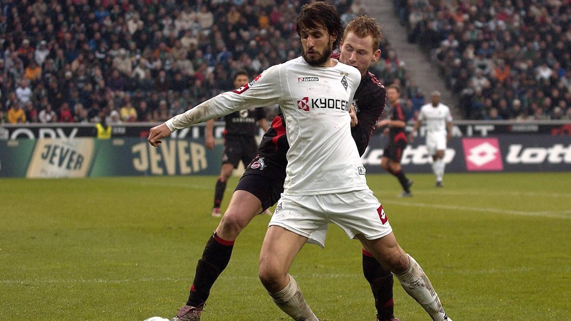 Thomas Broich im Zweikampf mit Lukas Sinkiewicz.