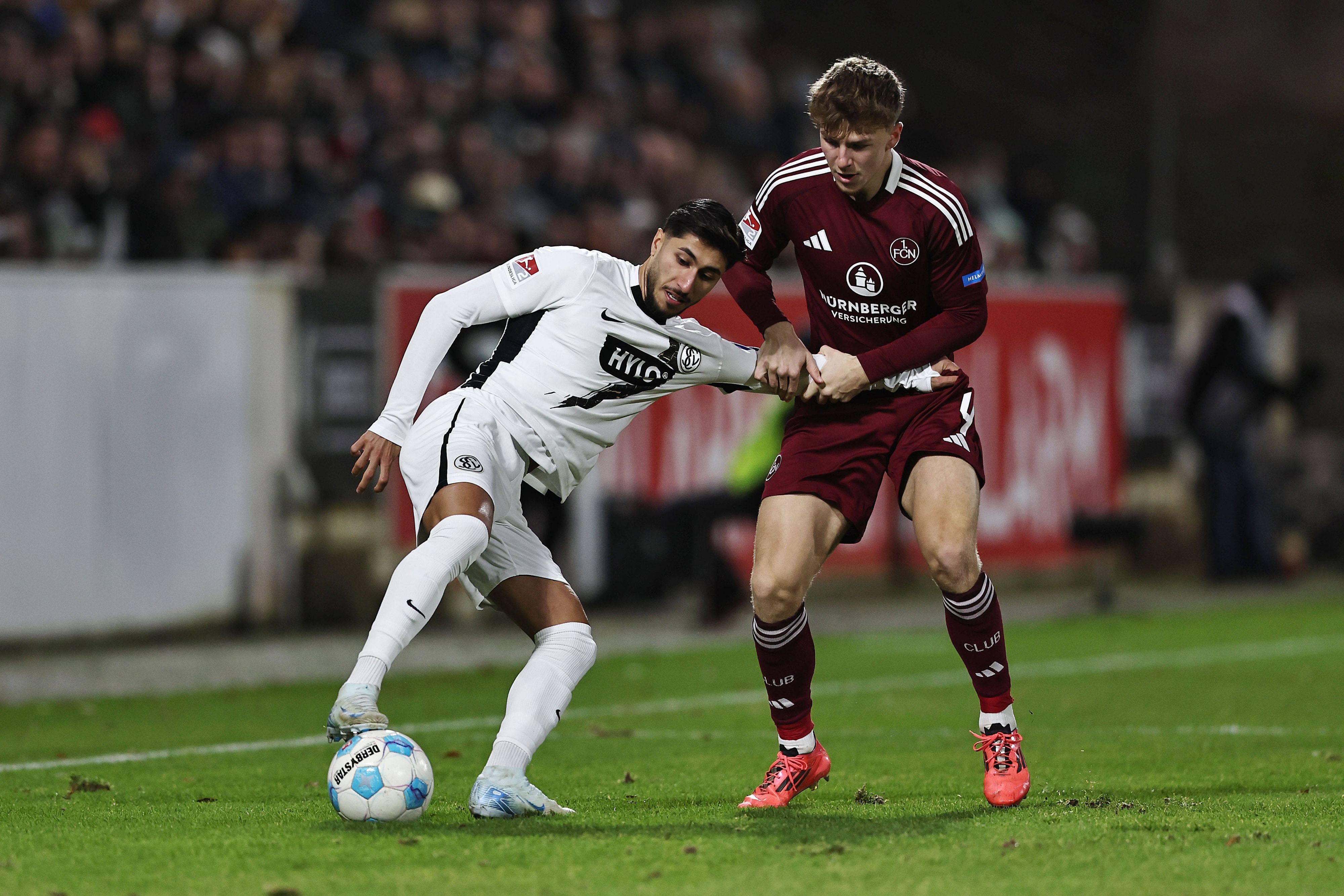 Muhammed Damar und Finn Jeltsch kämpfen um den Ball.