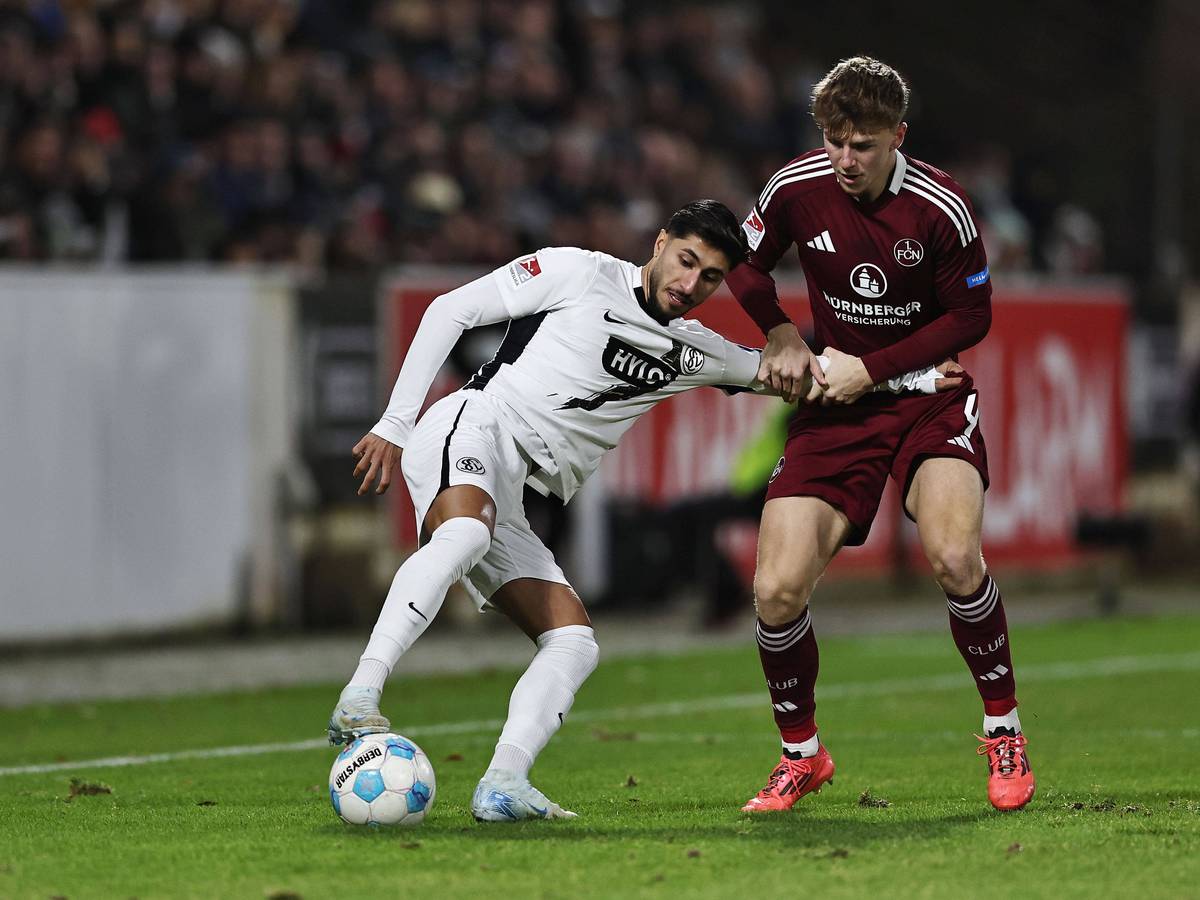 Muhammed Damar und Finn Jeltsch kämpfen um den Ball.