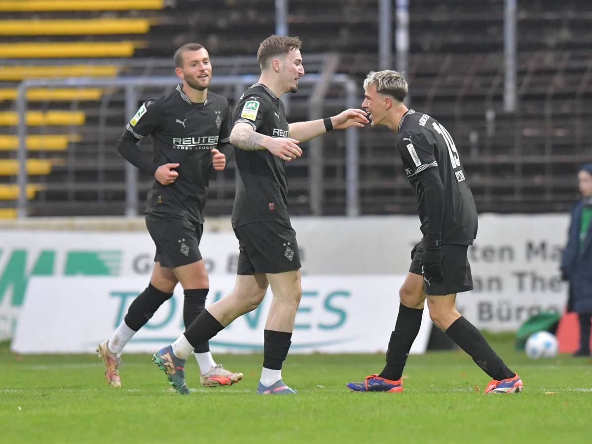 Noah Pesch und Tony Reitz feiern ein Tor miteinander.