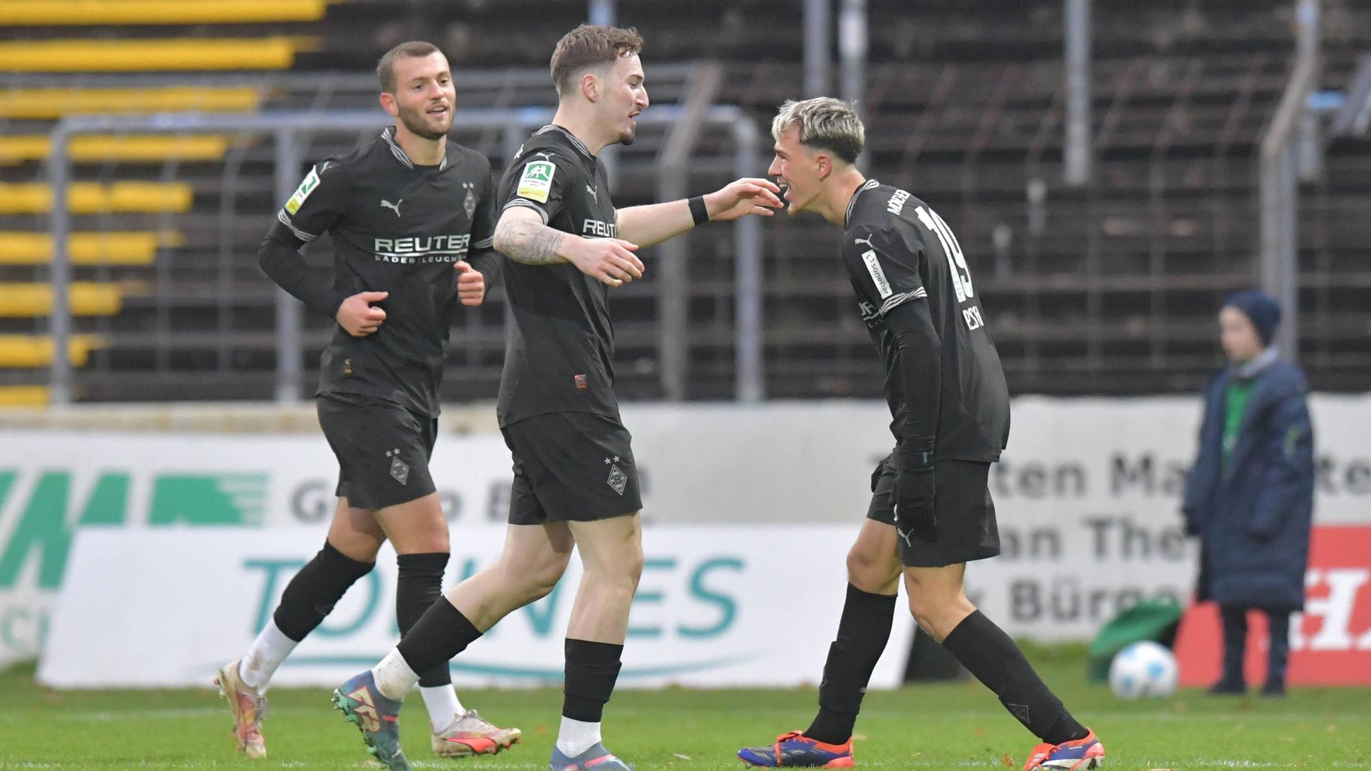 Noah Pesch und Tony Reitz feiern ein Tor miteinander.