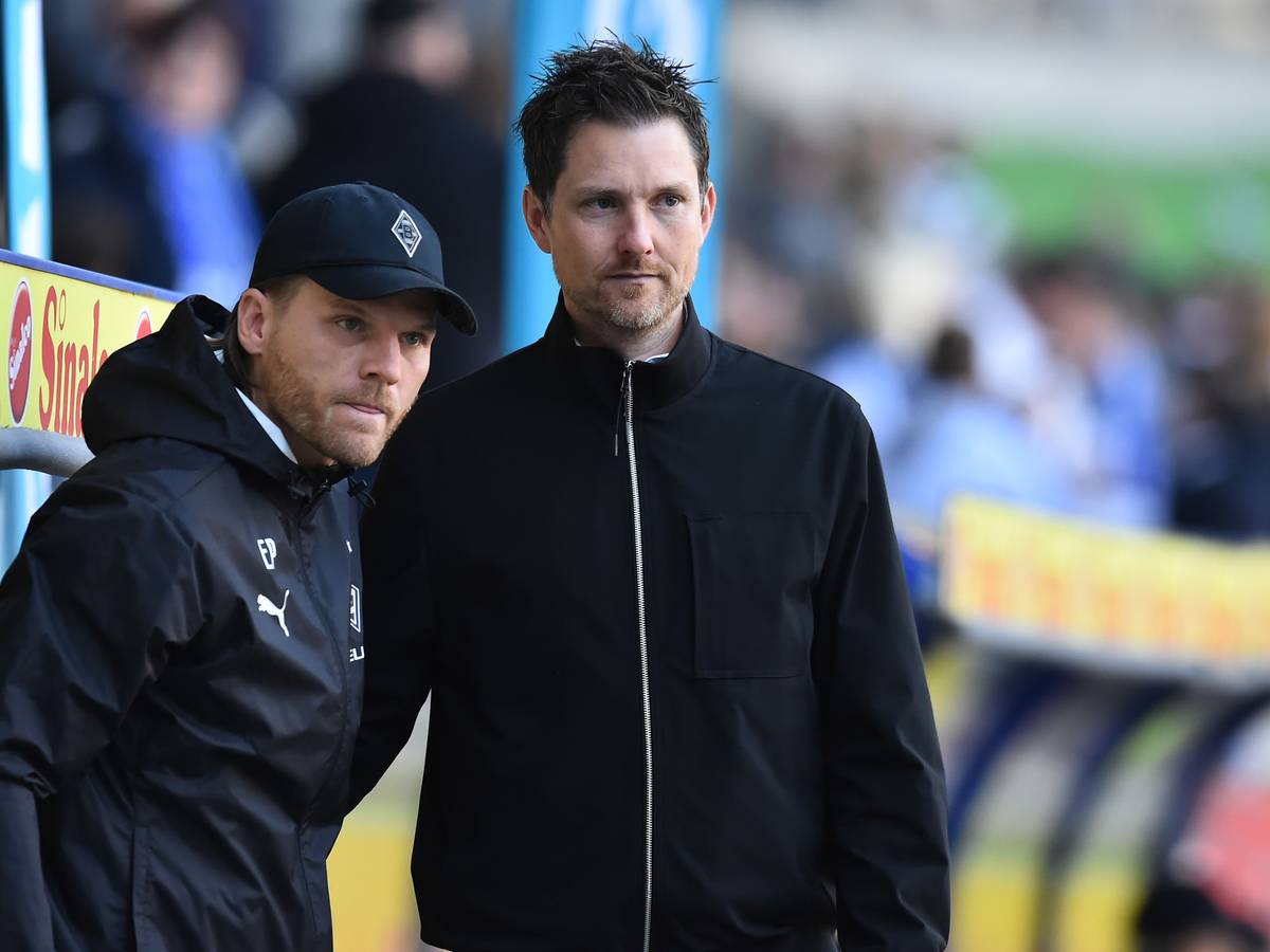 Eugen Polanski und Mirko Sandmöller vor der Gladbacher Trainerbank.