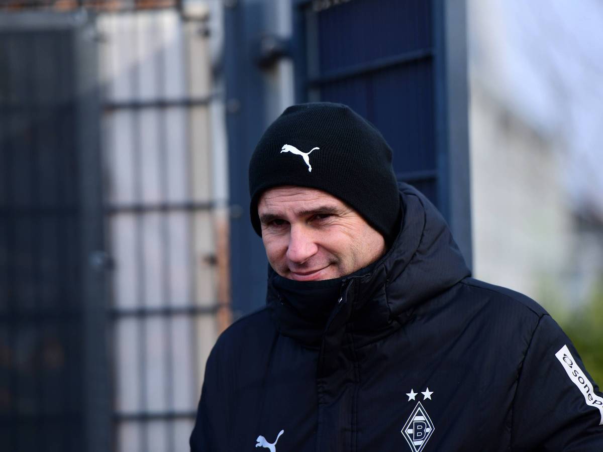 Gerardo Seoane in Wintermütze. Er lächelt leicht.