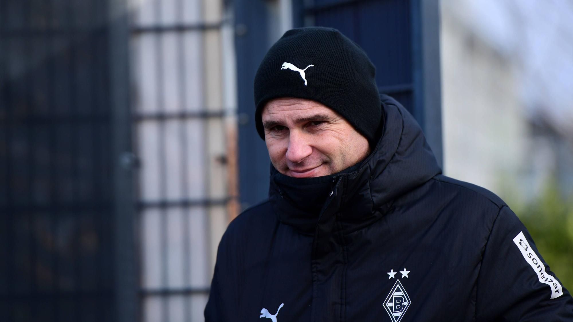 Gerardo Seoane in Wintermütze. Er lächelt leicht.