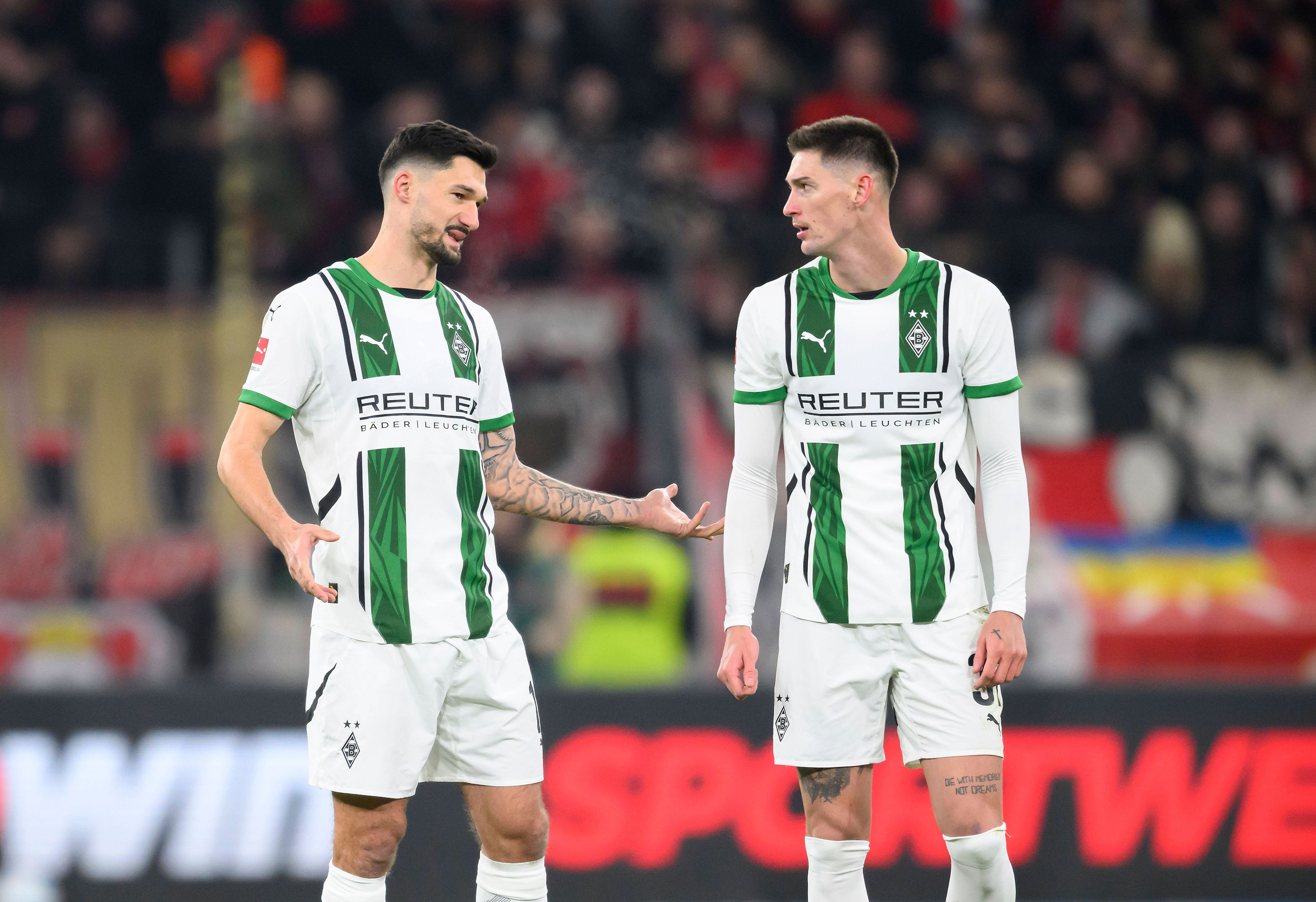 Tim Kleindienst und Tomas Cvancara unterhalten sich auf dem Platz.
