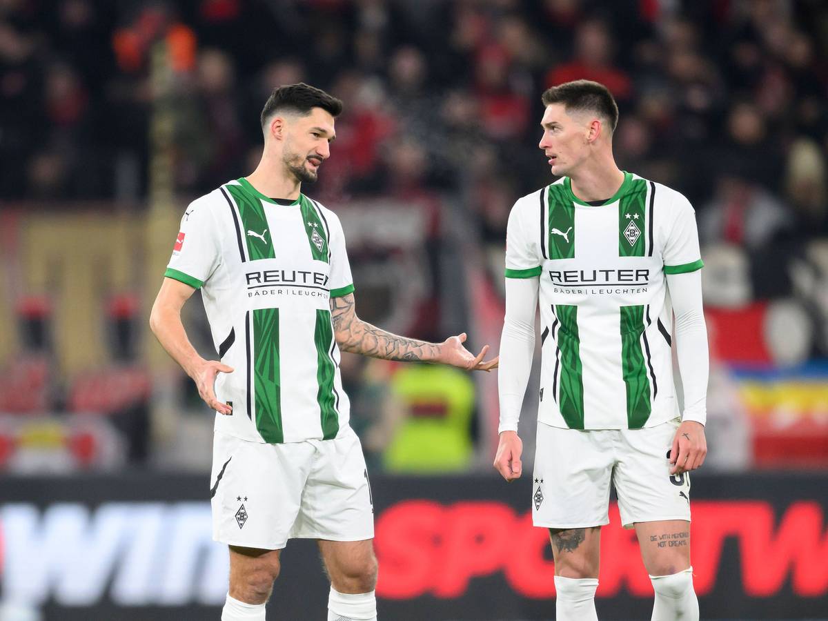 Tim Kleindienst und Tomas Cvancara unterhalten sich auf dem Platz.