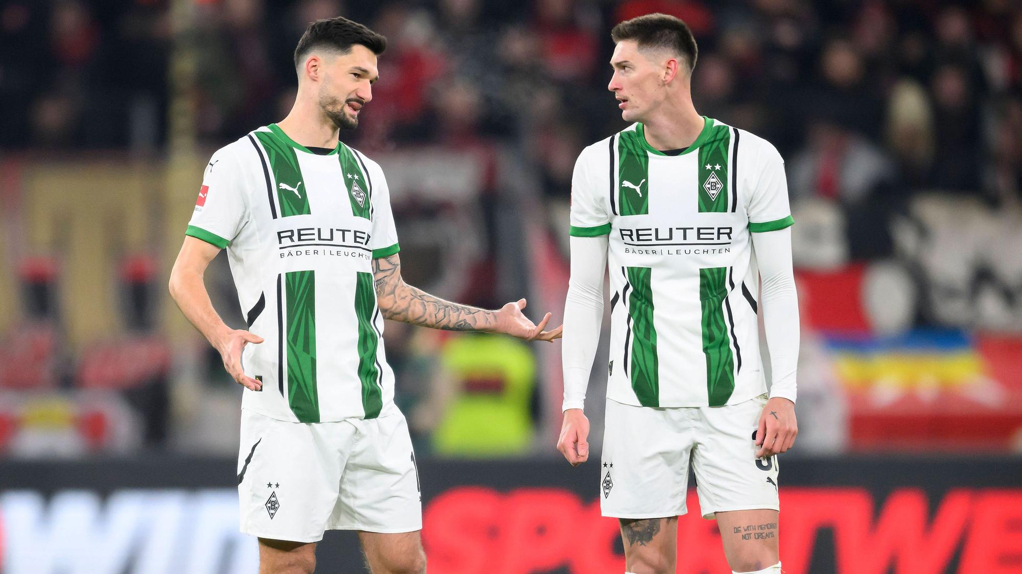 Tim Kleindienst und Tomas Cvancara unterhalten sich auf dem Platz.