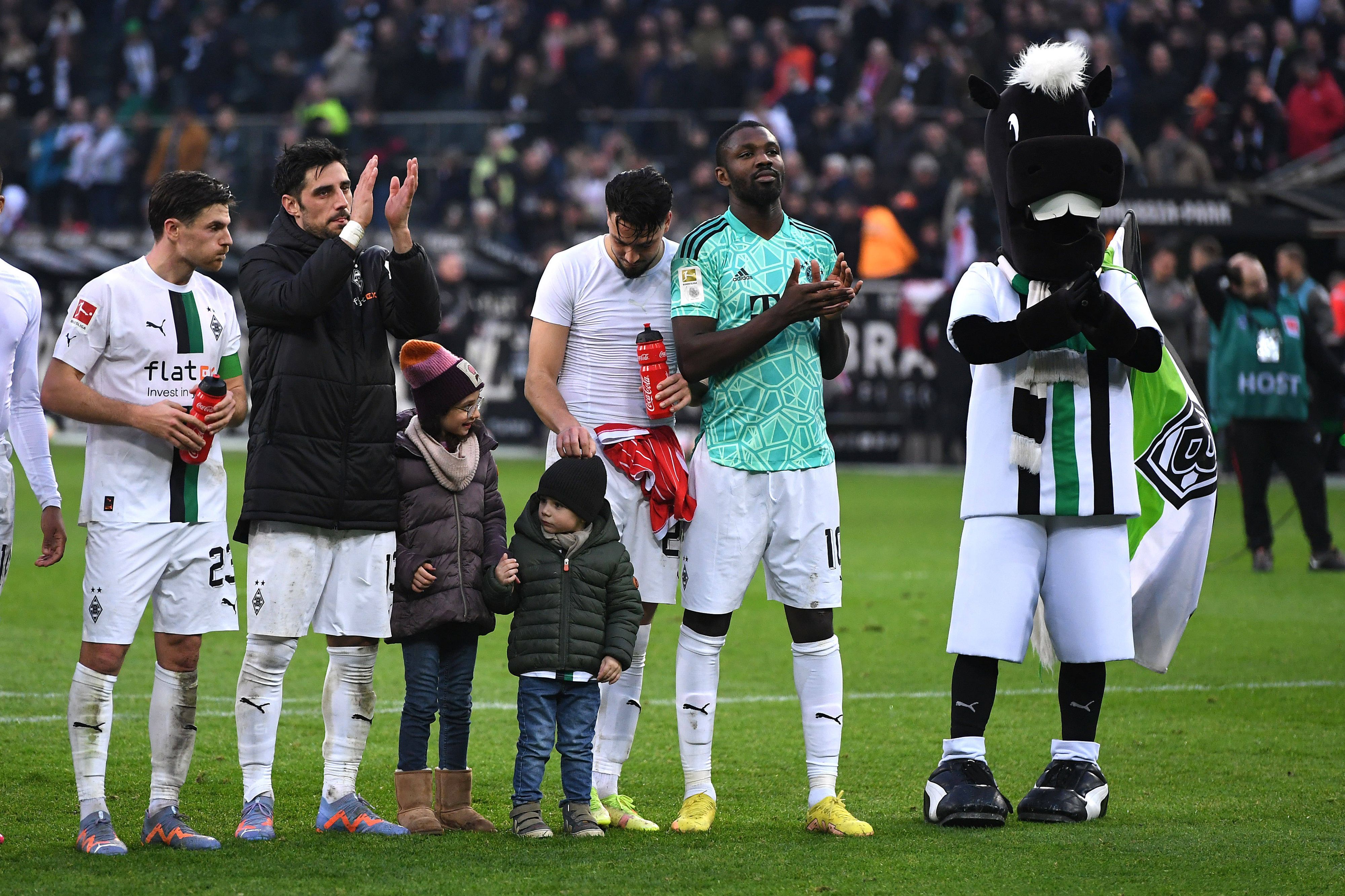 Spieler von Borussia Mönchengladbach feiern mit den Fans.