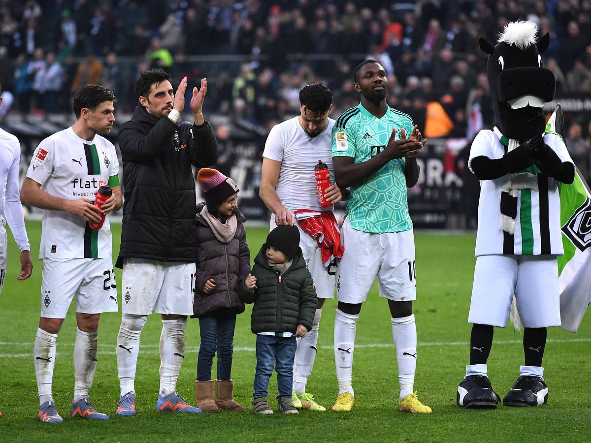Spieler von Borussia Mönchengladbach feiern mit den Fans.