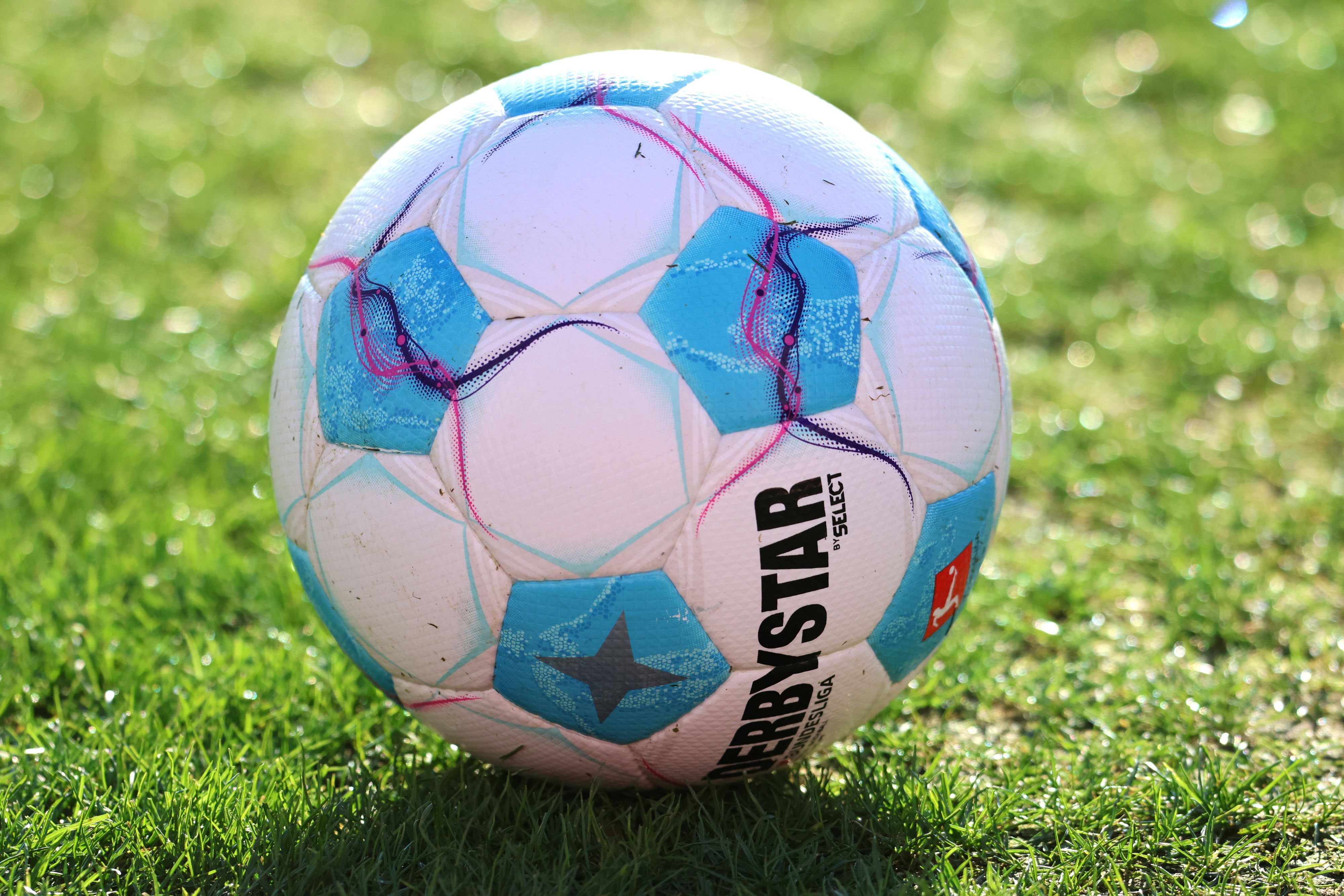 Bundesliga-Spielball von Derbystar auf dem Rasen.