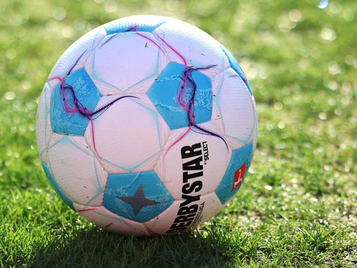 Bundesliga-Spielball von Derbystar auf dem Rasen.