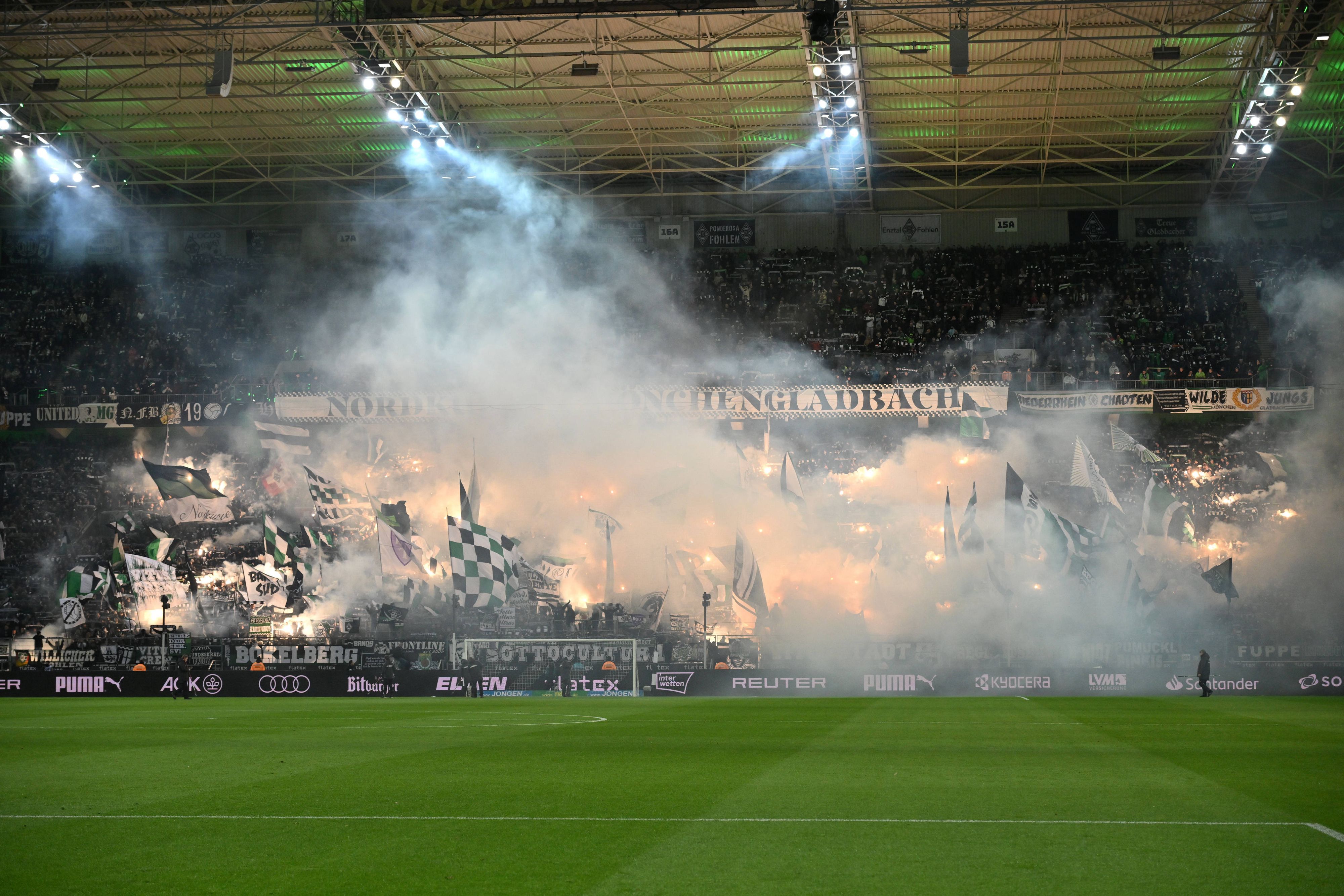Fans von Borussia Mönchengladbach zünden Pyrotechnik.