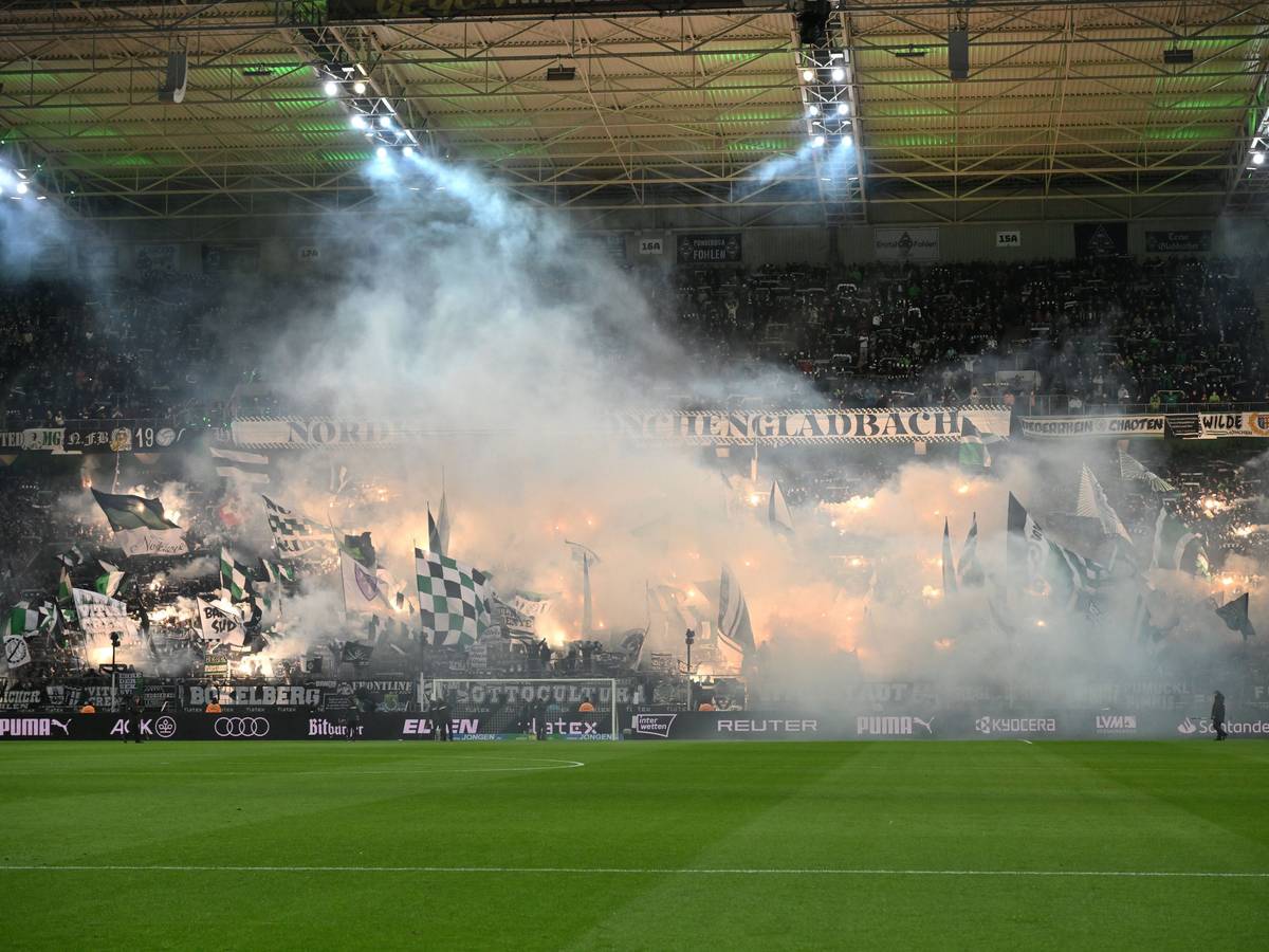 Fans von Borussia Mönchengladbach zünden Pyrotechnik.