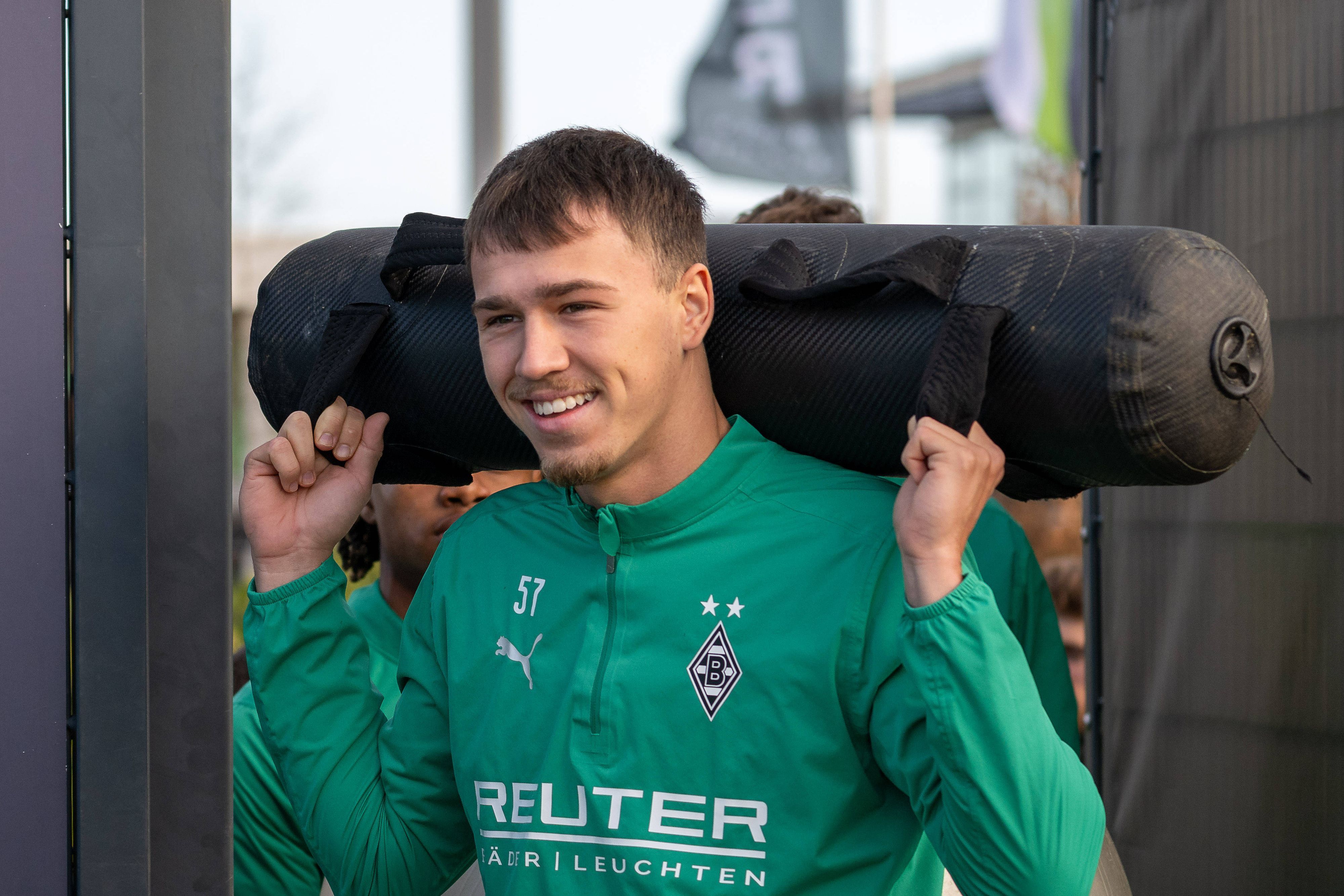 Noah Pesch trägt ein Gewicht im Profi-Training.