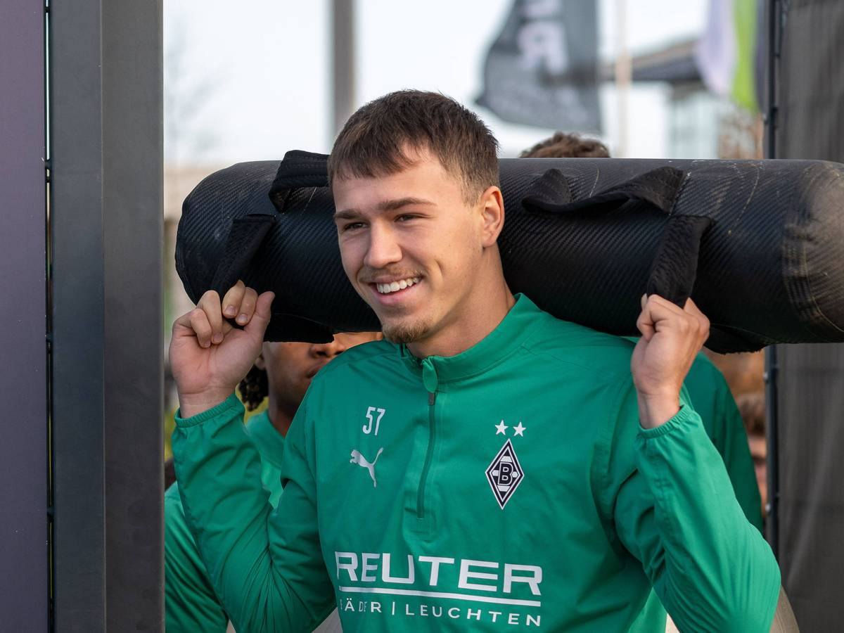 Noah Pesch trägt ein Gewicht im Profi-Training.