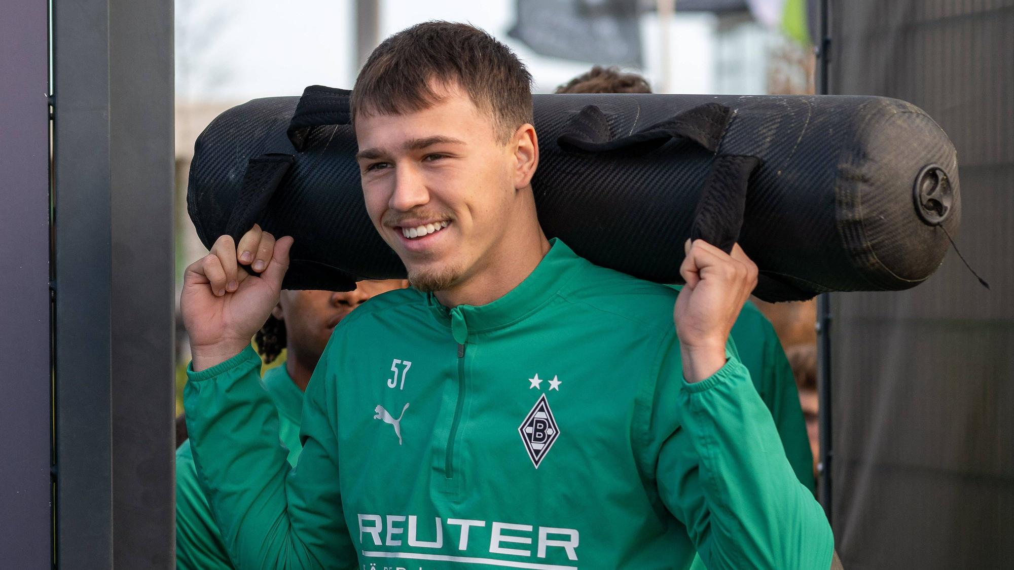 Noah Pesch trägt ein Gewicht im Profi-Training.