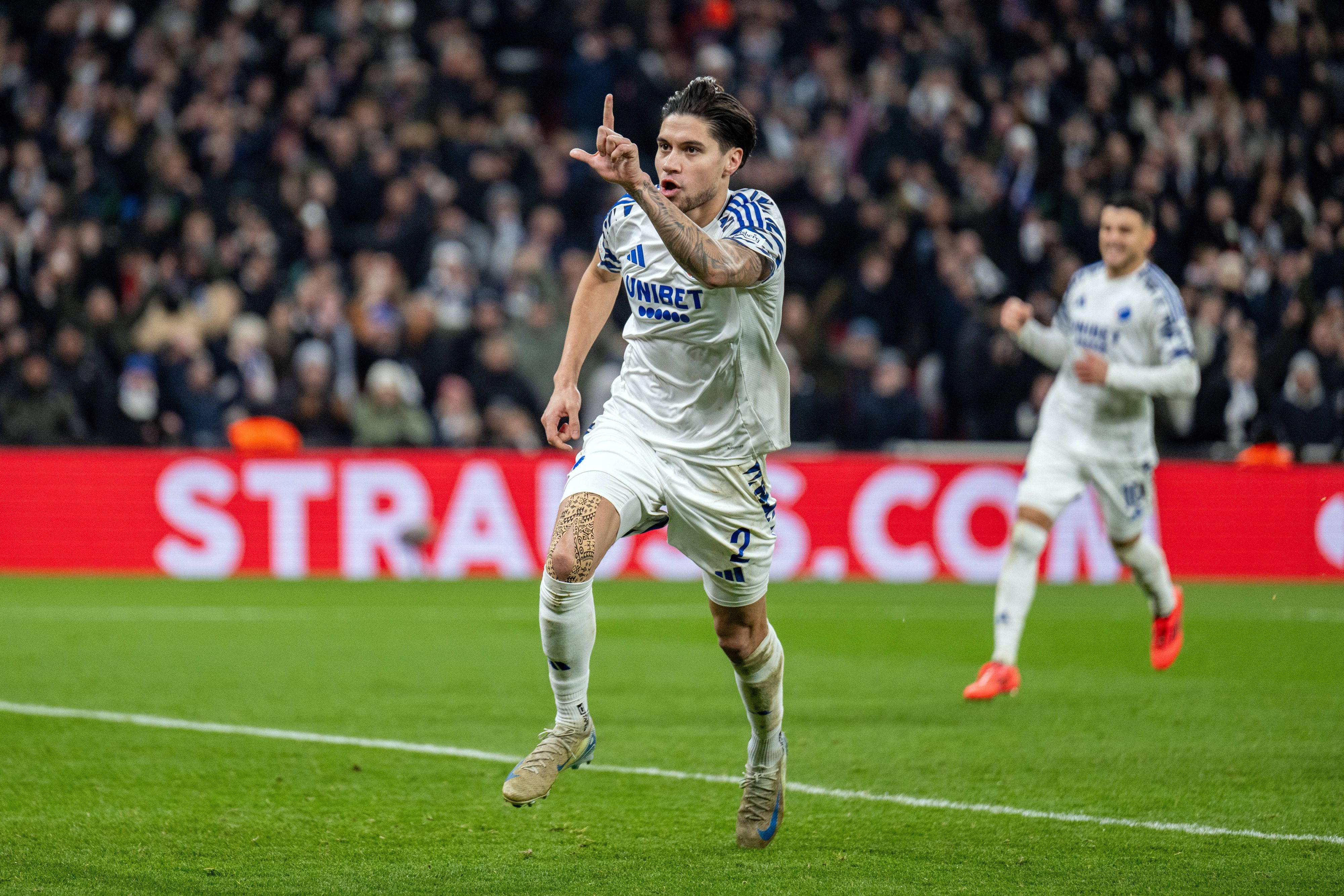 Kevin Diks jubelt im Kopenhagen-Trikot.