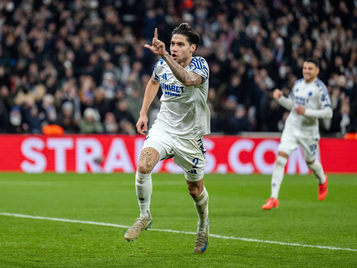 Kevin Diks jubelt im Kopenhagen-Trikot.