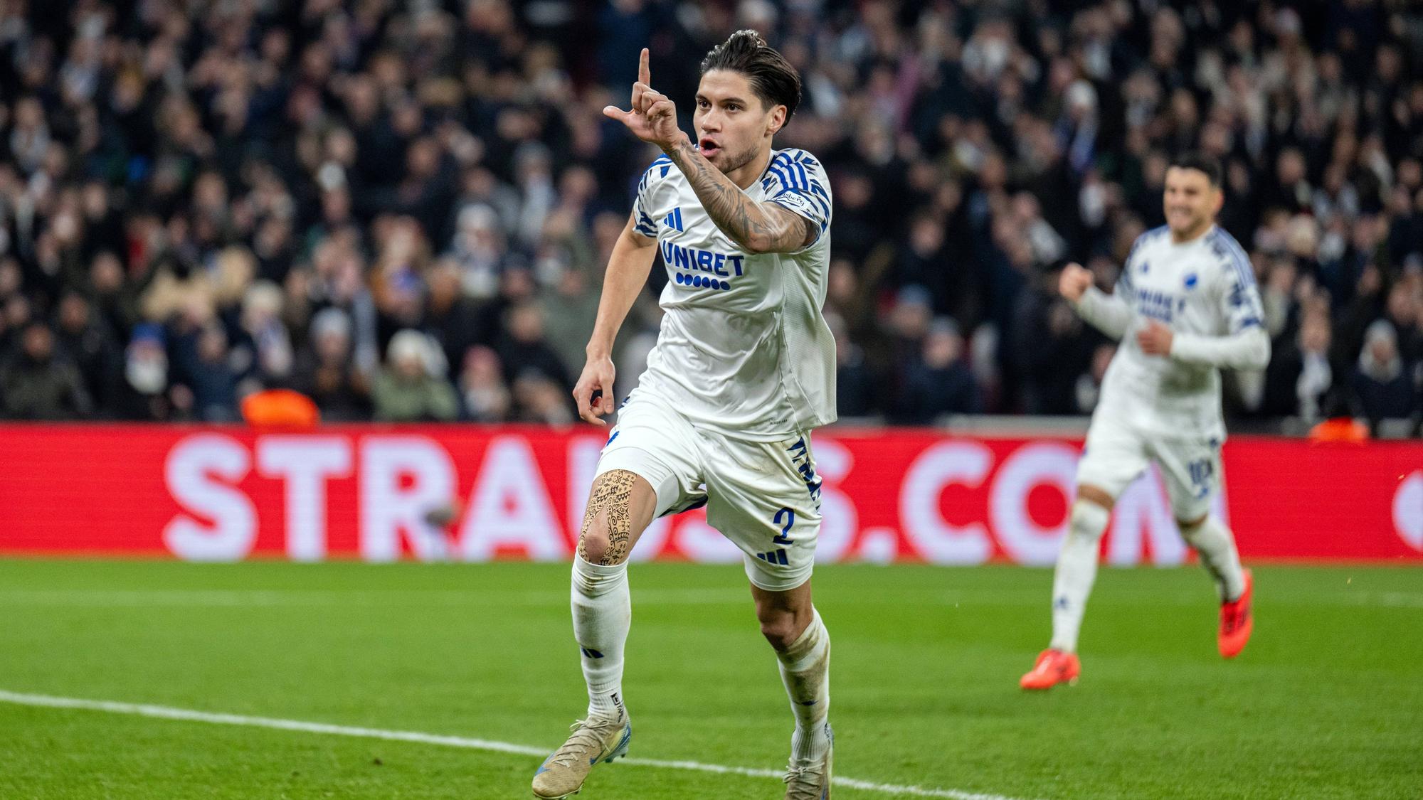 Kevin Diks jubelt im Kopenhagen-Trikot.