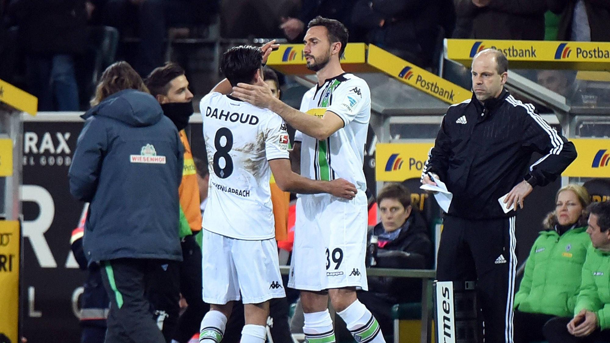 Mo Dahoud und Martin Stranzl klatschen sich ab.