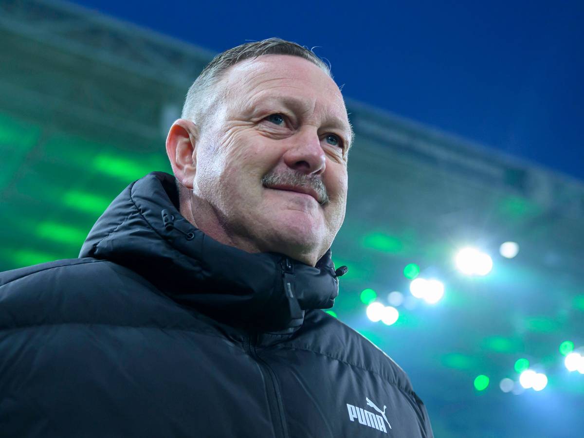 Roland Virkus grinst. Im Hintergrund ist das Dach des Borussia-Parks in grün.